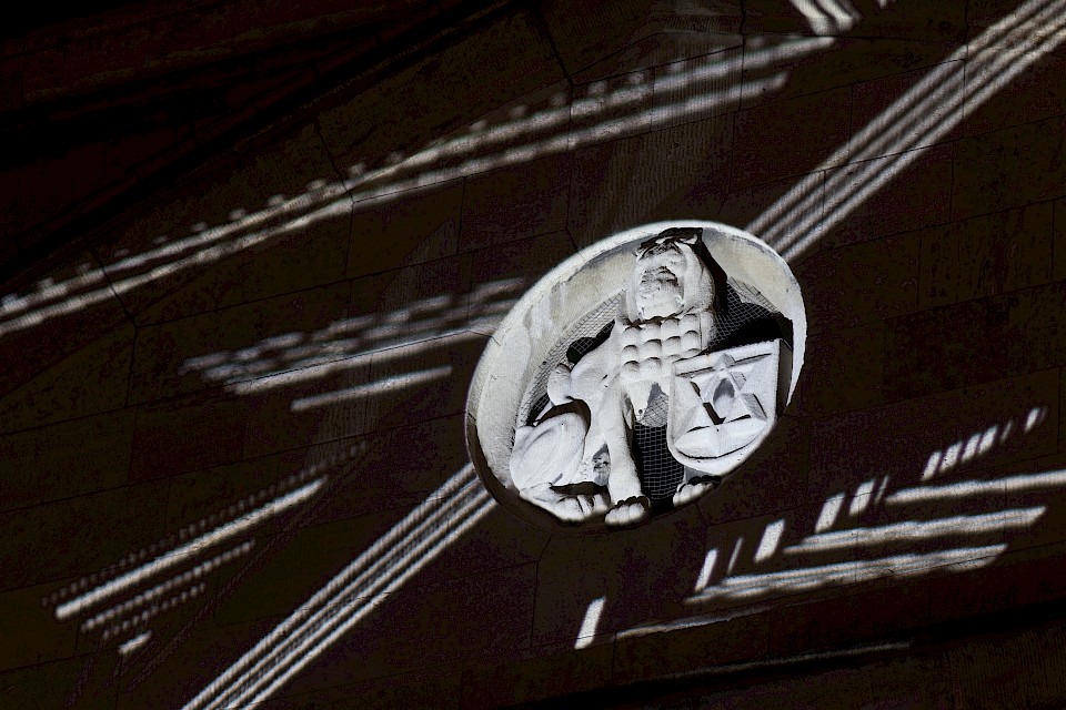 The communities coat of arms is omitted from the projection mapping